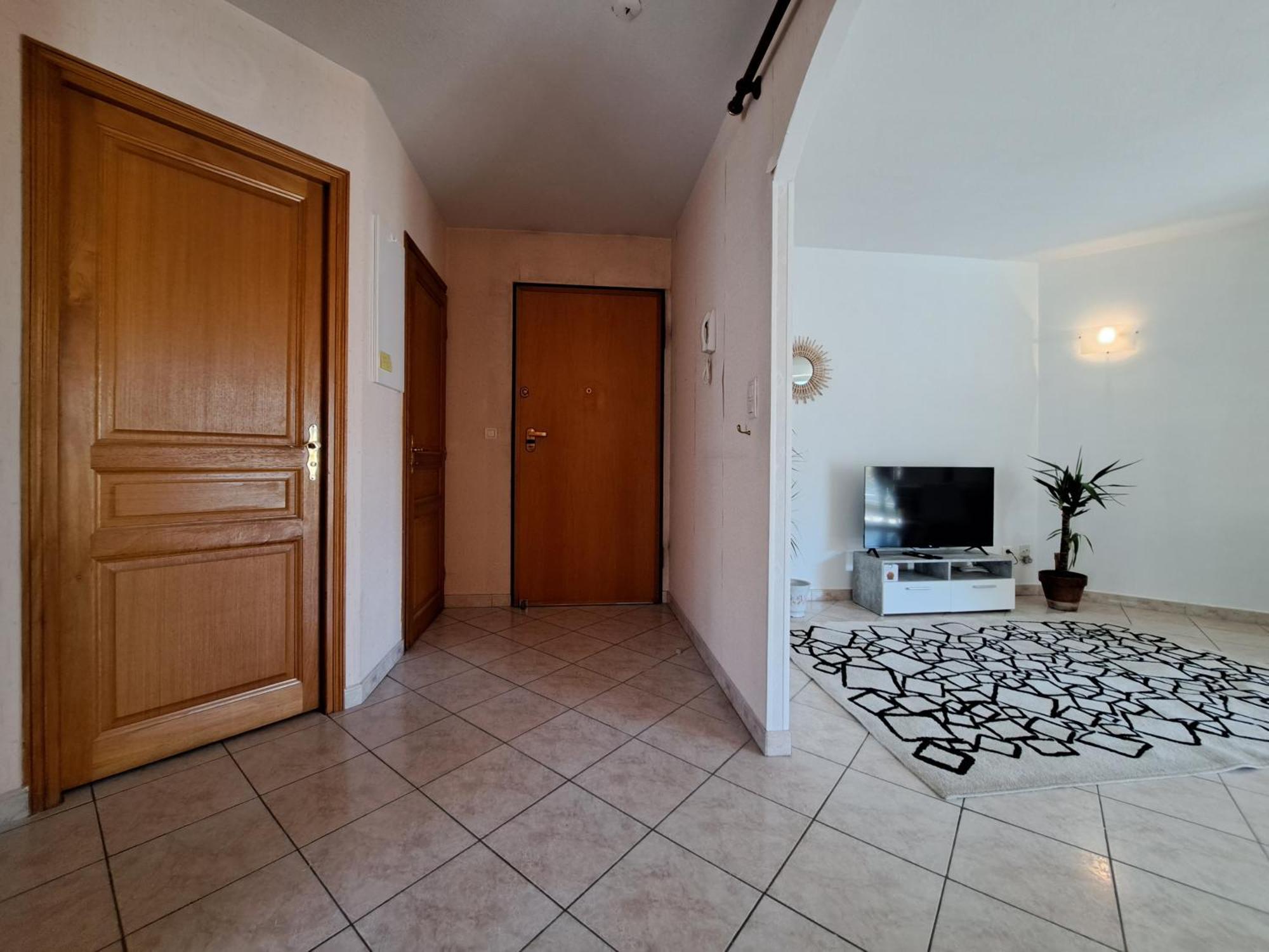 Appartement Grand T2 Proche Centre Ville, Vue Et Montagne *