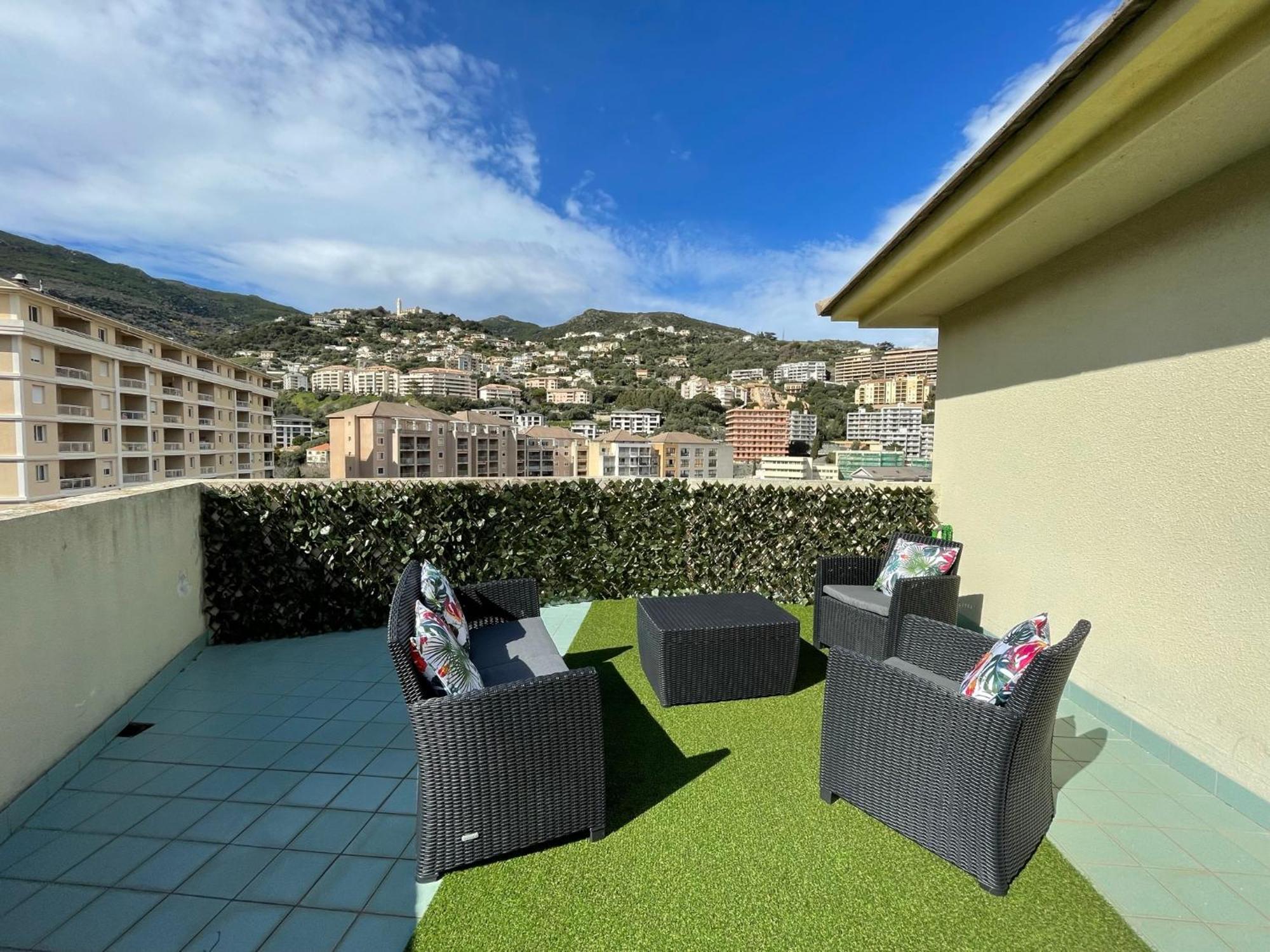 Appartement Grand T2 Proche Centre Ville, Vue Et Montagne *