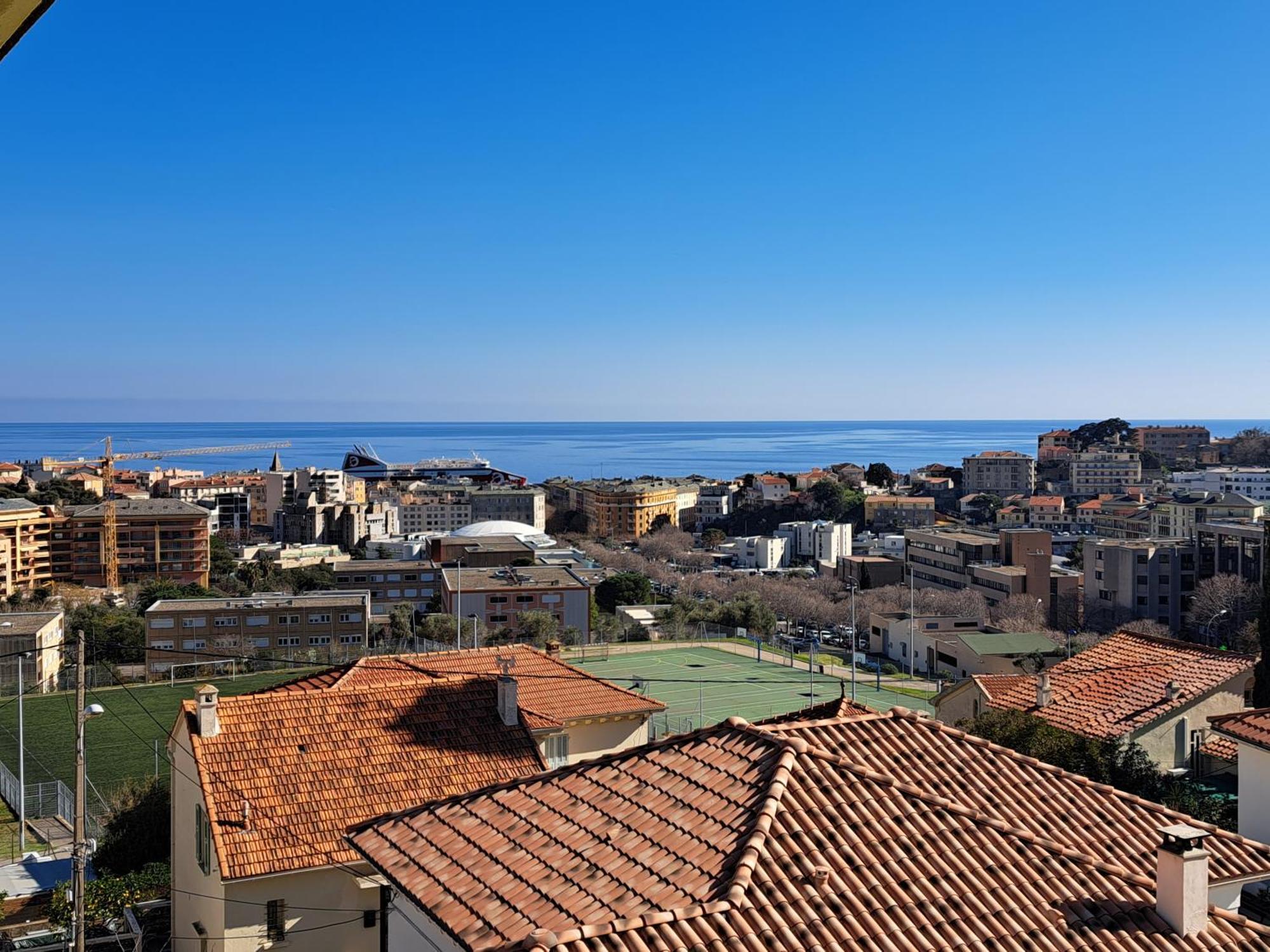 Appartement Grand T2 Proche Centre Ville, Vue Et Montagne